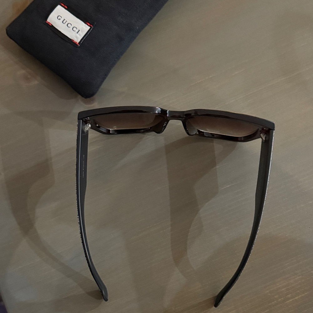 Copy, Gucci Black Sunglasses with Floral Accents - Picture 2 of 7